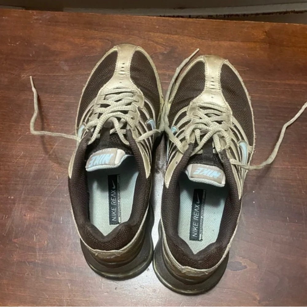 Women’s tennis shoes